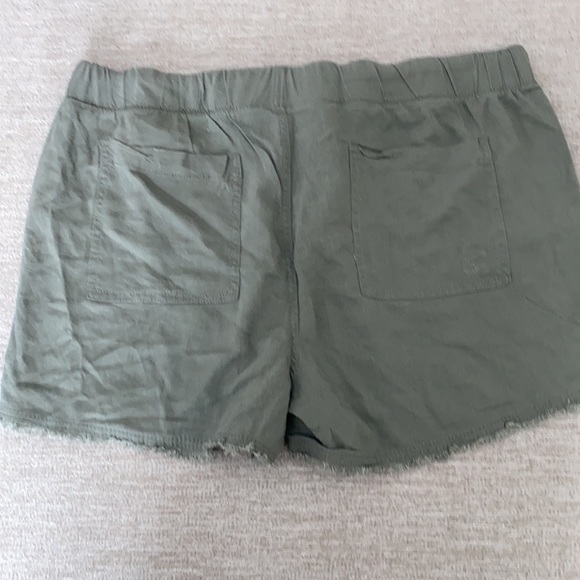 Seven7 green “Laguna” soft pull on shorts Size Large NWT. - Picture 5 of 10